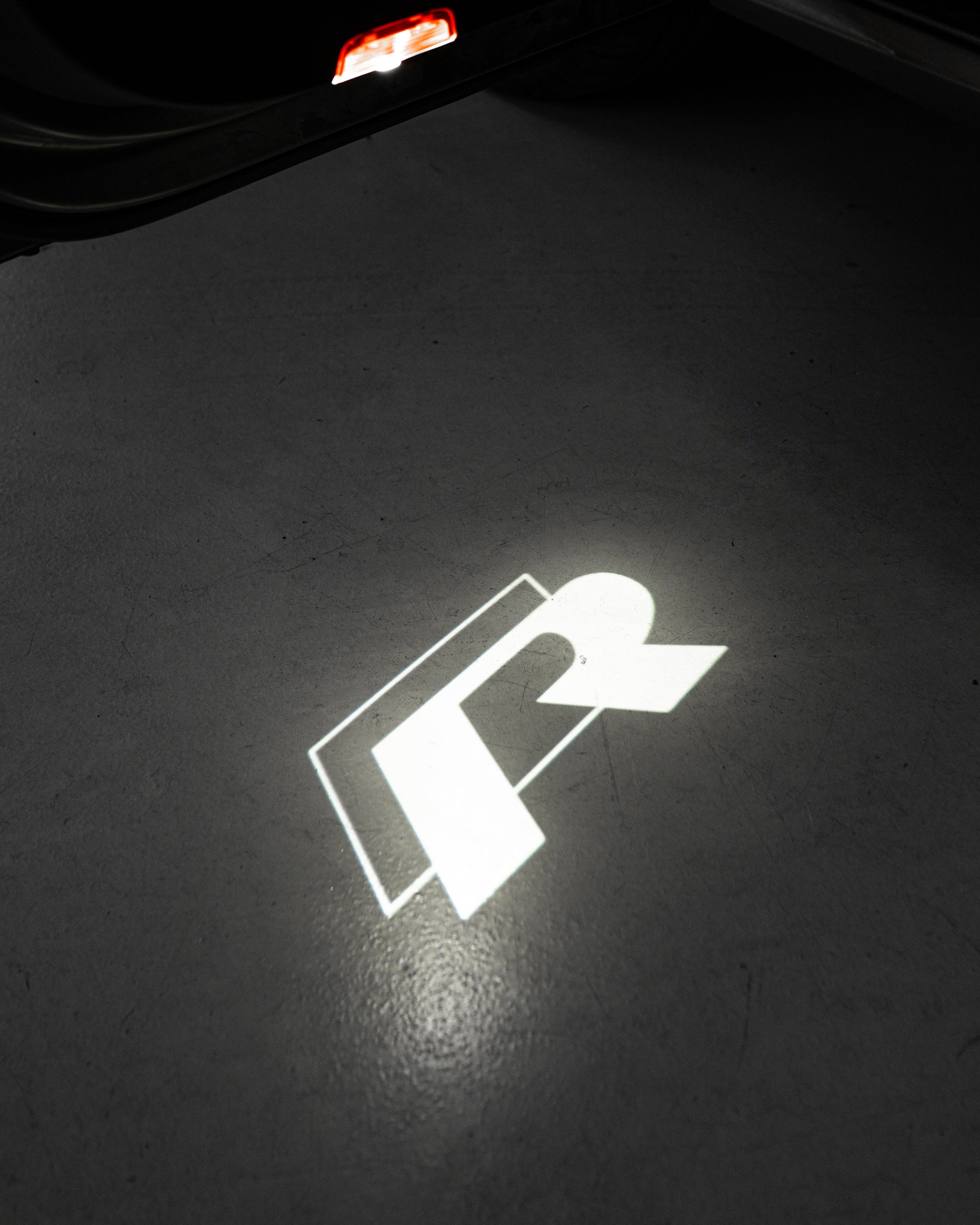 VW GOLF MK5/6/7/7.5 : DOOR LED R LOGO PROJECTOR LIGHT - iilumo